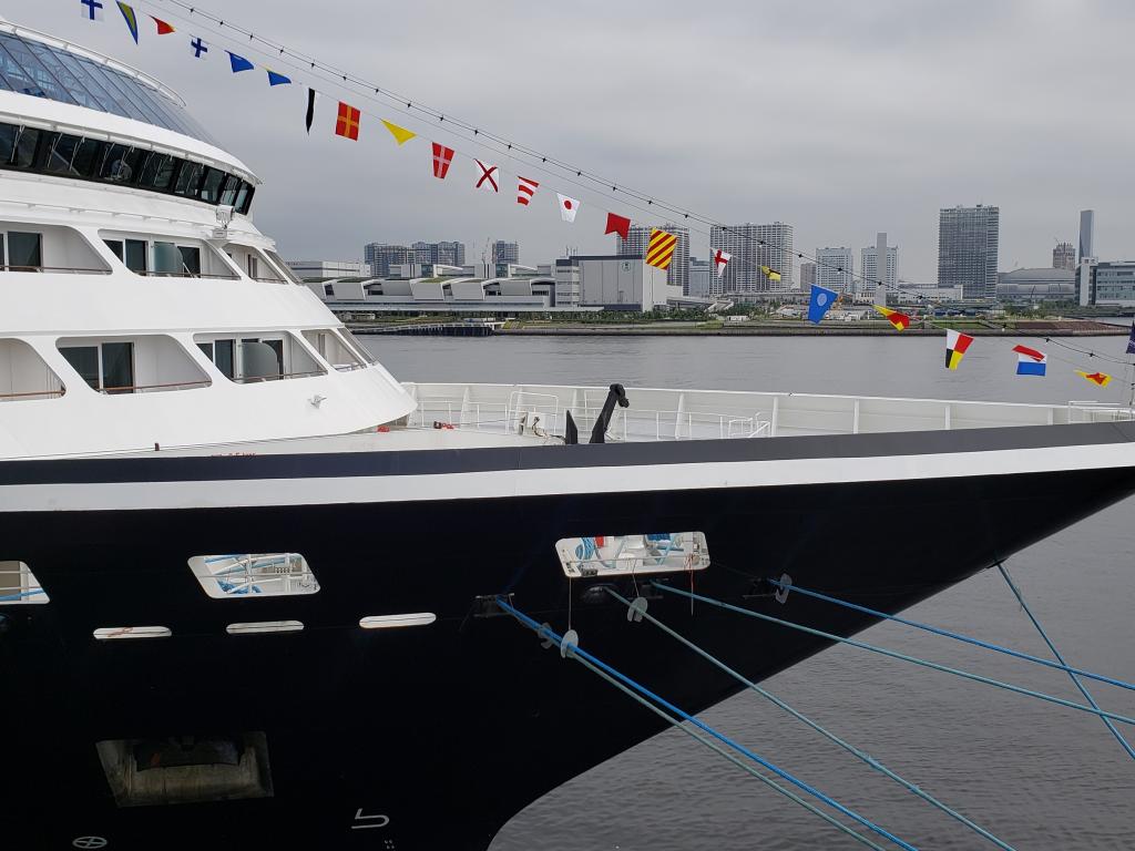  “Azamara Quest”靠岸在晴海码头。